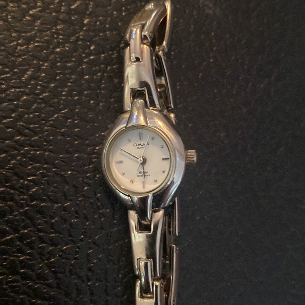 Vintage ladies CLMAX quarts crystal watch from the 80’-90’s. Needs a battery